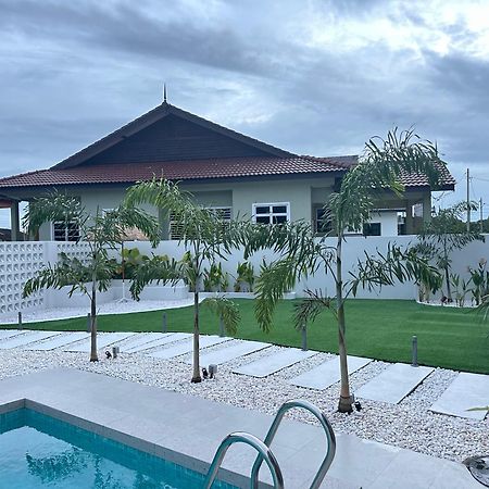 Home In Terengganu With Private Pool Куала-Тренгану Екстер'єр фото