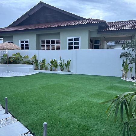 Home In Terengganu With Private Pool Куала-Тренгану Екстер'єр фото