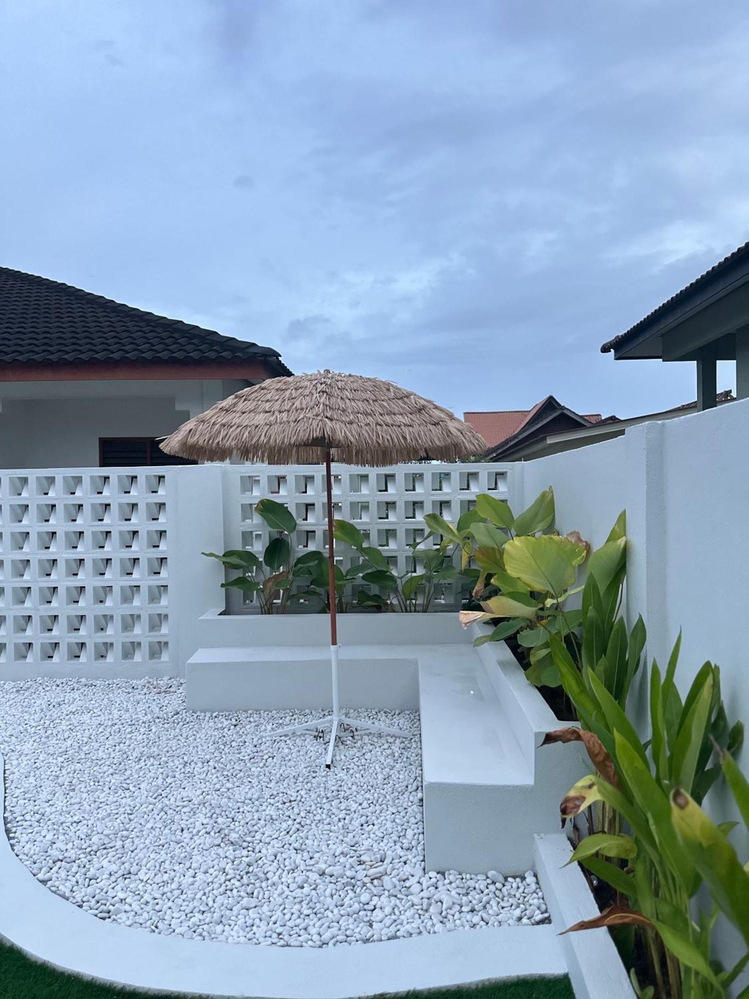 Home In Terengganu With Private Pool Куала-Тренгану Екстер'єр фото